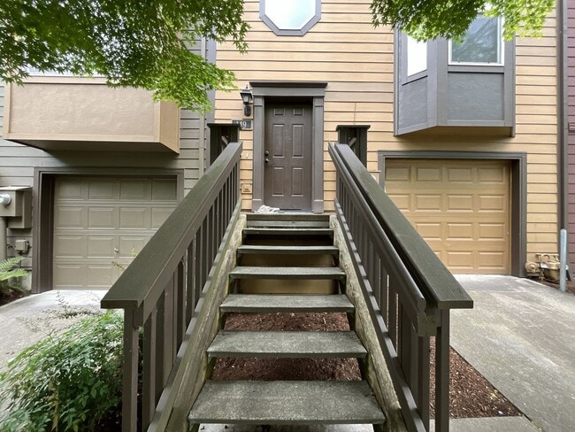 Foto del edificio - Spacious Three-Story Townhome Near Orenco Station with Attached Garage, Private Balcony, and Vaul...