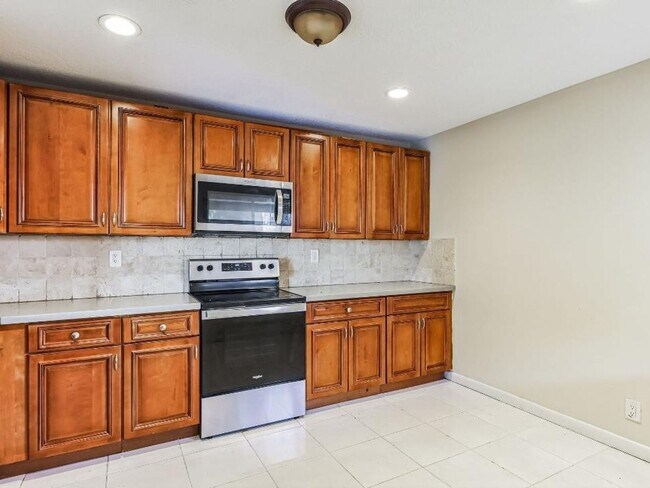 Building Photo - 3 Bedroom Townhome in North Lauderdale