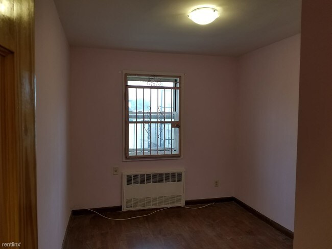 Foto del edificio - 21 Bay 37Th St