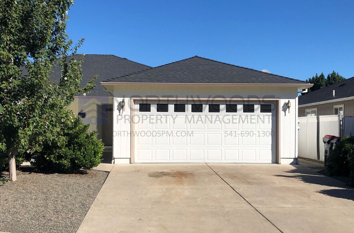 Primary Photo - Very Nice 3 Bedroom 2 Bath Duplex-Located ...