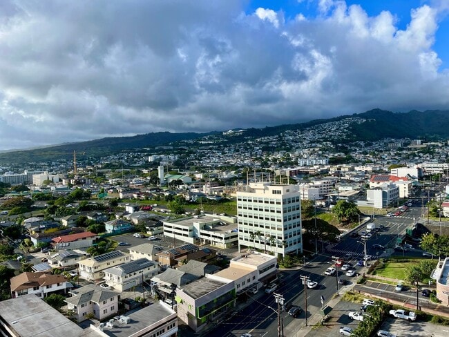 Building Photo - Liliha Square: 2 Bed, 1 Bath Apartment w/ ...