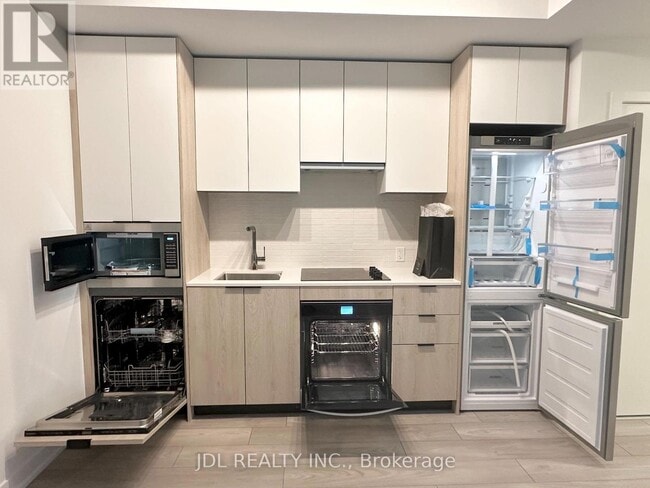 Building Photo - 1007 The Queensway