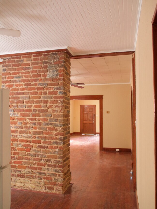 Building Photo - 6231 Annunciation St