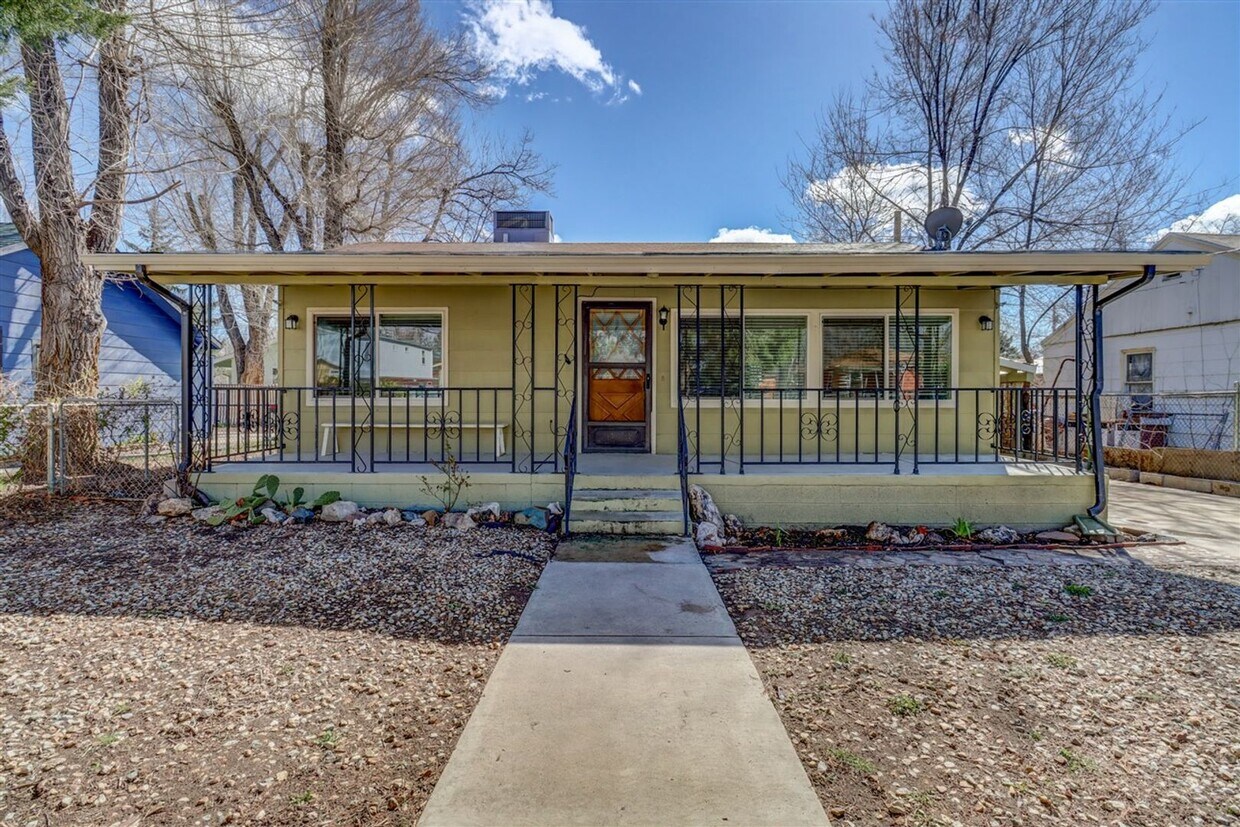 Primary Photo - 3 Bedroom, 2 Bath Located Minutes From Dow...
