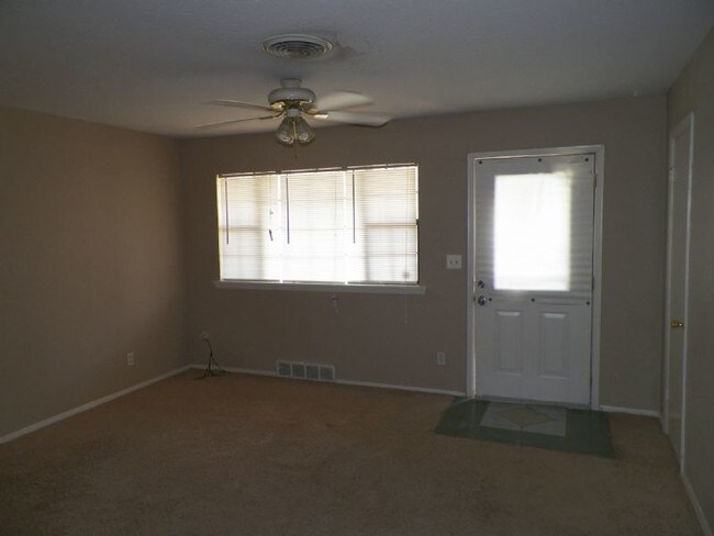 Foto del edificio - 521 NW Woodridge Dr