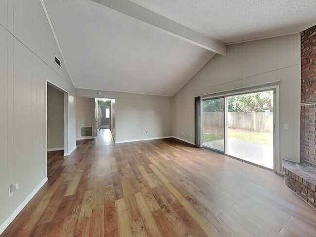 Foto del edificio - 595 Charles Carroll St