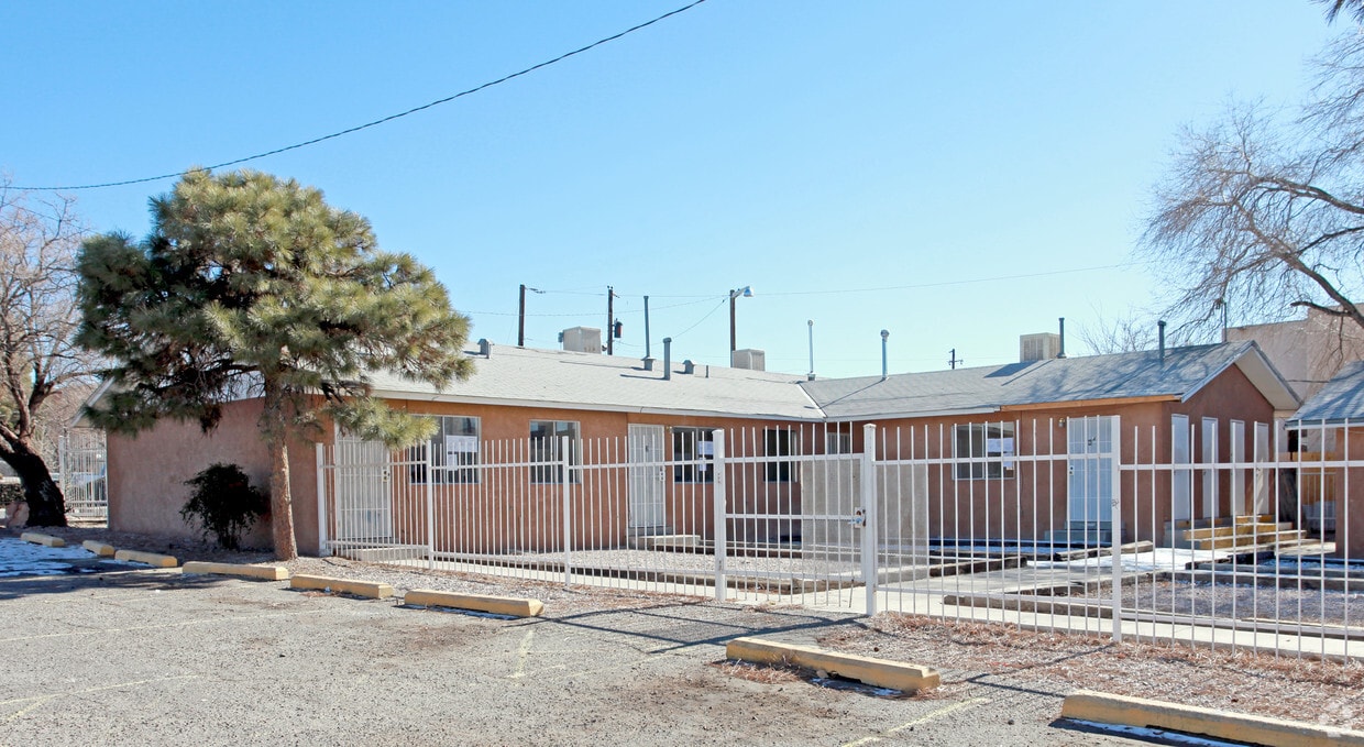Building Photo - 3208-3212 Comanche Rd NE