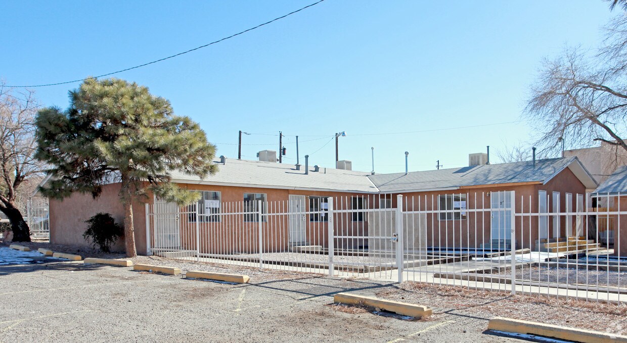Foto del edificio - 3208-3212 Comanche Rd NE