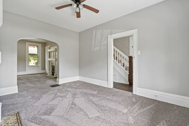 Building Photo - Huge 4 Bedroom with Fenced Yard on Quiet Street