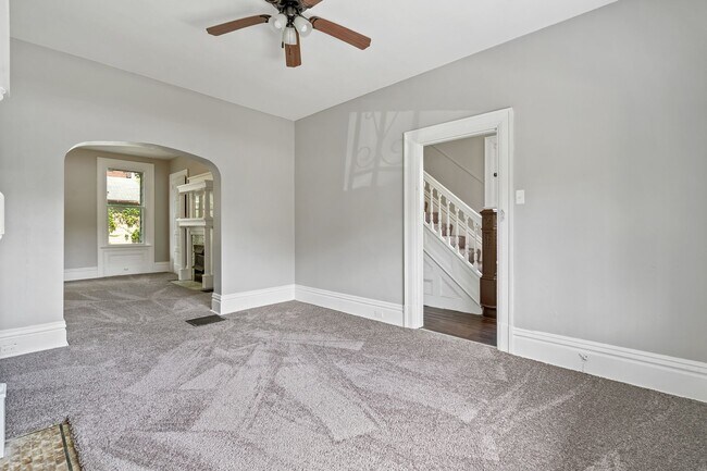 Foto del edificio - Huge 4 Bedroom with Fenced Yard on Quiet Street