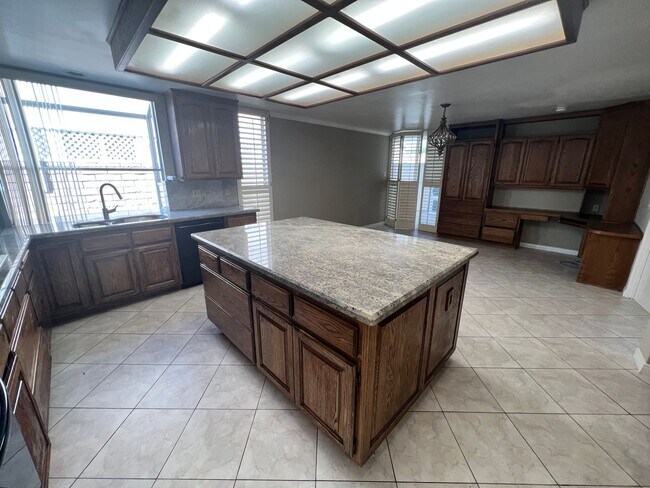 Foto del edificio - On The Water With 45 Foot Boat Dock! Humboldt Island: On Cul-De-Sac: Huge 4 Bedroom 3.5 Bath Home...