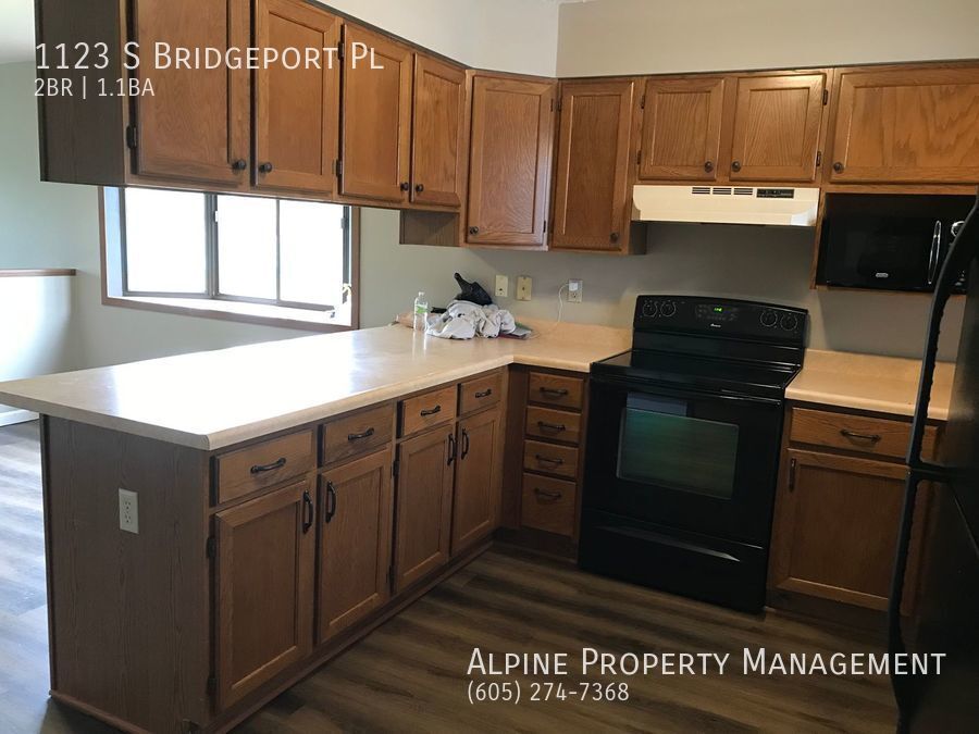 Primary Photo - Spacious End Unit 2 Bed/1 Bath Townhome!