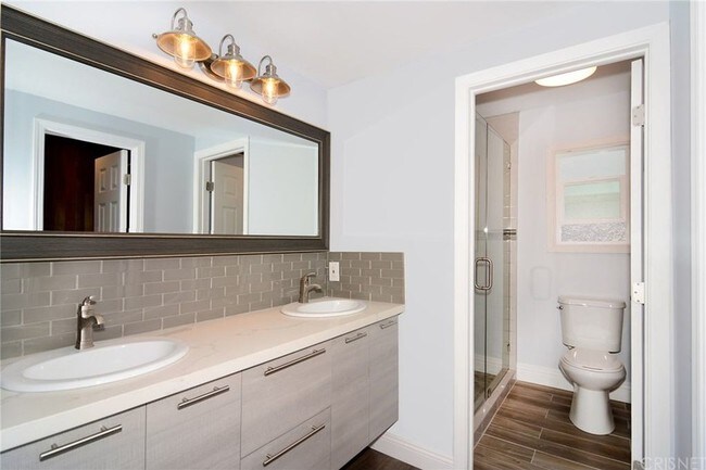 Baño uno - 23549 Victory Blvd