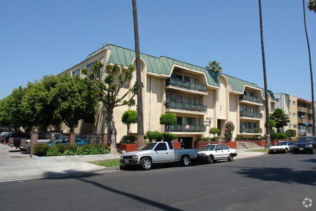 Building Photo - Chateau Menlo