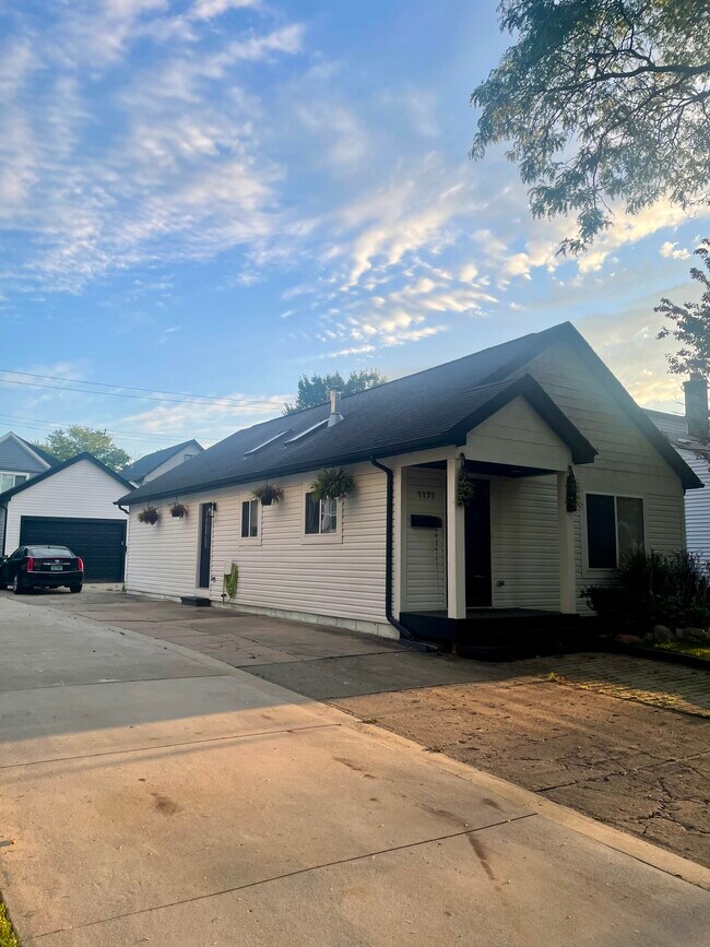 Building Photo - 1171 Emmons Ave