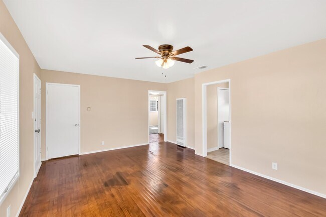 Building Photo - 736 Las Palmas Ave