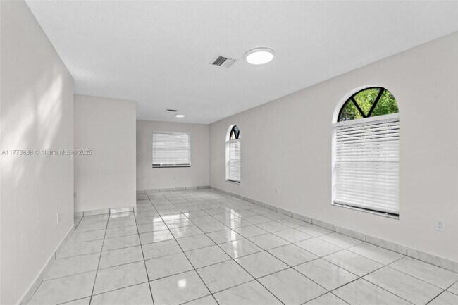 Building Photo - 5645 Taft St