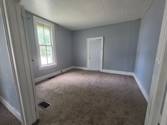 Foto del edificio - 2 bedroom townhouse style apartment on west side.