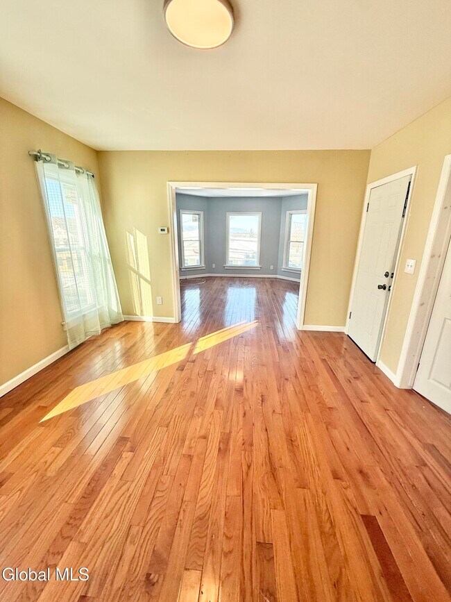 Foto del edificio - 1740 Van Vranken Ave.