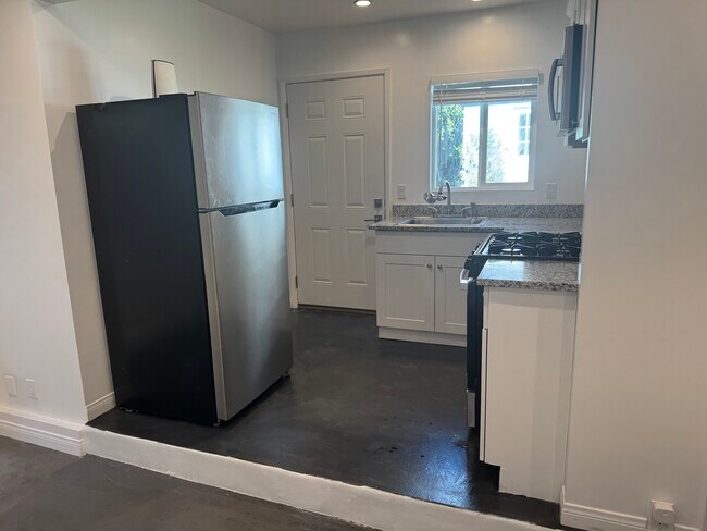 Foto del edificio - 19710 Roscoe Blvd