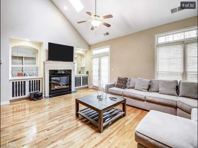 Building Photo - 6371 Queens Court Trce