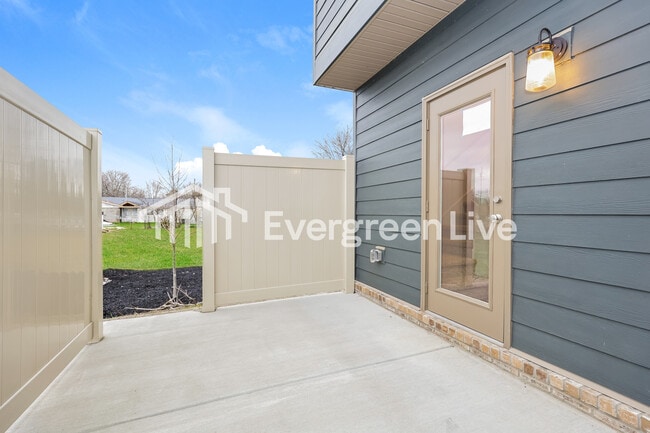 Foto del edificio - 738 Elkins Dr