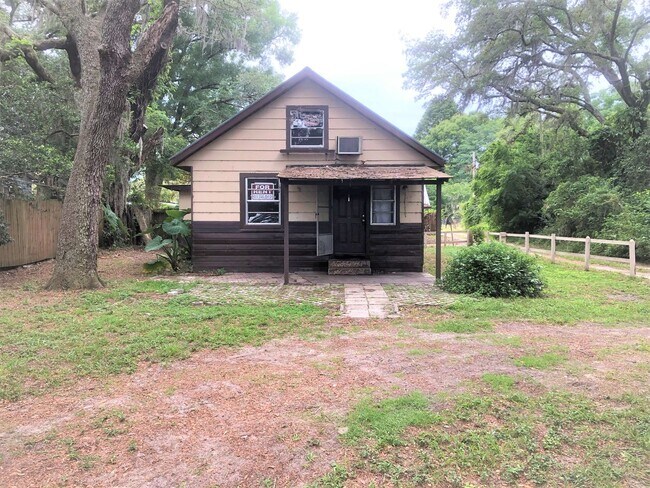 Foto del edificio - GORGEOUS 3BR/1BA 2 Story Home! Convenient ...