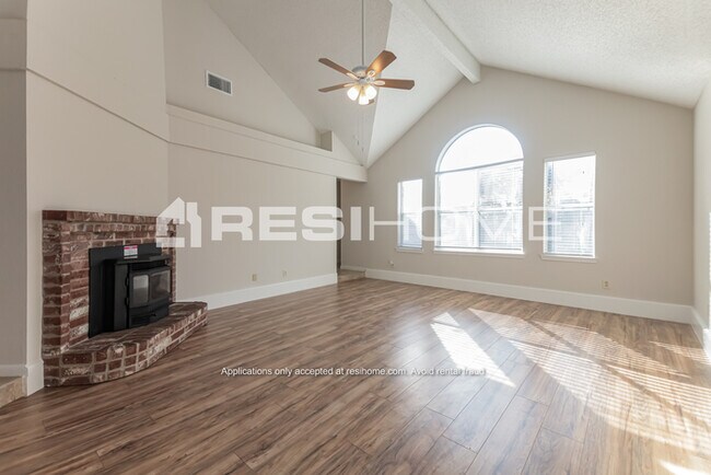 Foto del edificio - 2331 N Ridge Road