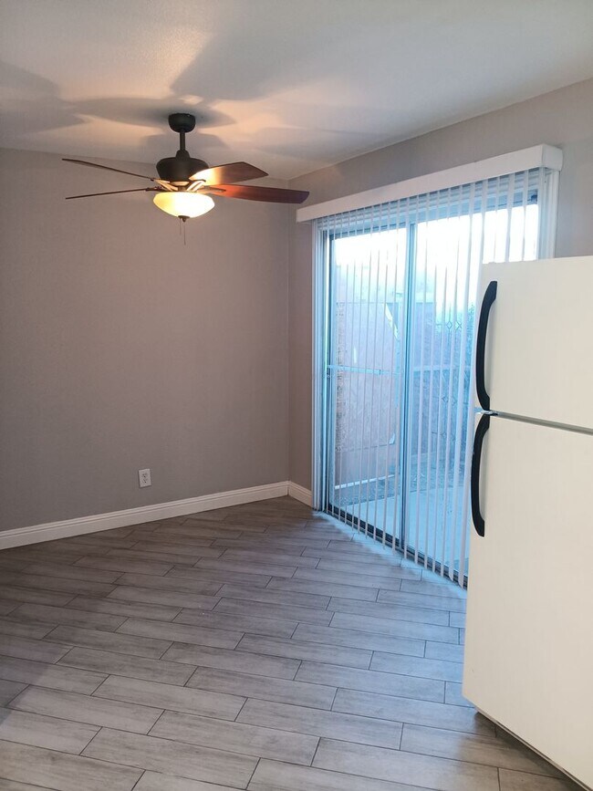 Foto del edificio - ADORABLE 1 BED/1 BATH/ 1 CAR