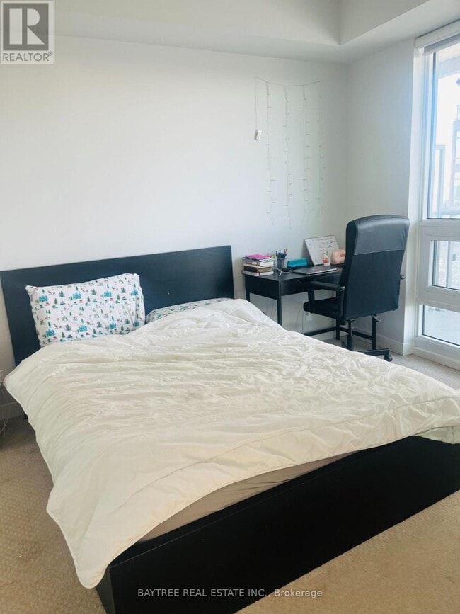 Photo du bâtiment - 2221 Yonge St