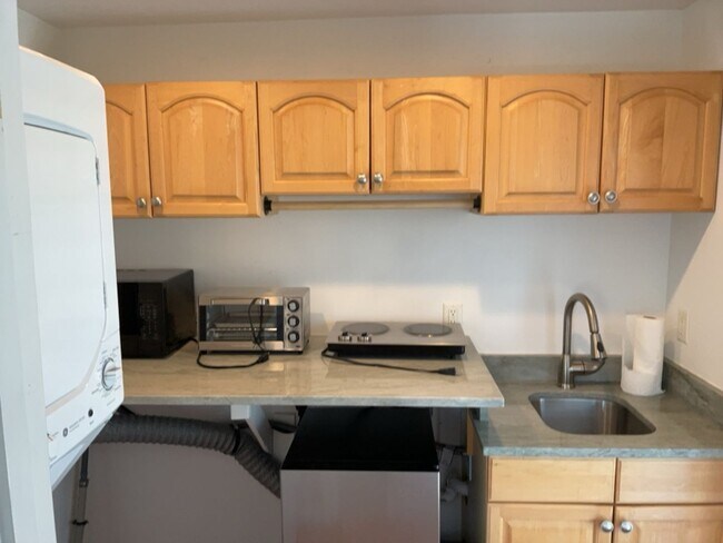 Foto del edificio - Large 2nd Floor Studio in Quiet Sandwich (Forestdale) Neighborhood