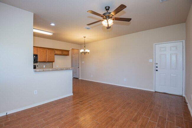 Foto del edificio - Beautiful 3 Bedroom, 2.5 Bath duplex located in Woodland Estates!