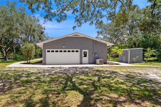Building Photo - One of a kind Old Florida Oasis in the hea...