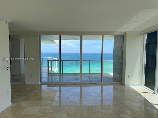 Foto del edificio - 18671 Collins Ave