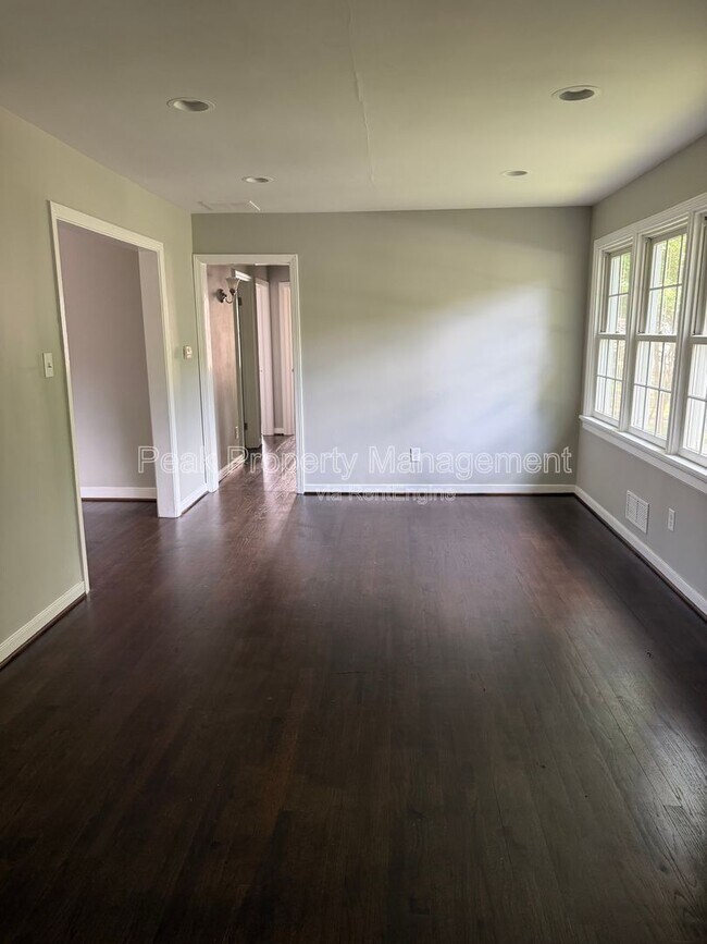 Foto del edificio - 9014 Weldon Dr