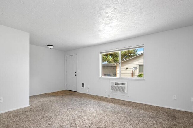 Foto del edificio - Spacious 2 Bedroom Duplex _ Pet Friendly!