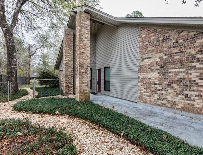 Building Photo - 1107 Pinewood Blvd