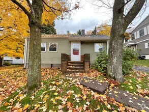 Building Photo - 1122 W Arrowhead Rd