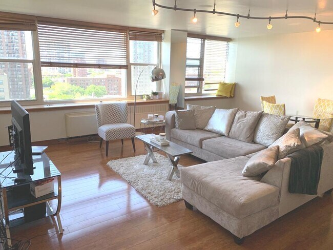 Foto del edificio - 4250 N Marine Dr