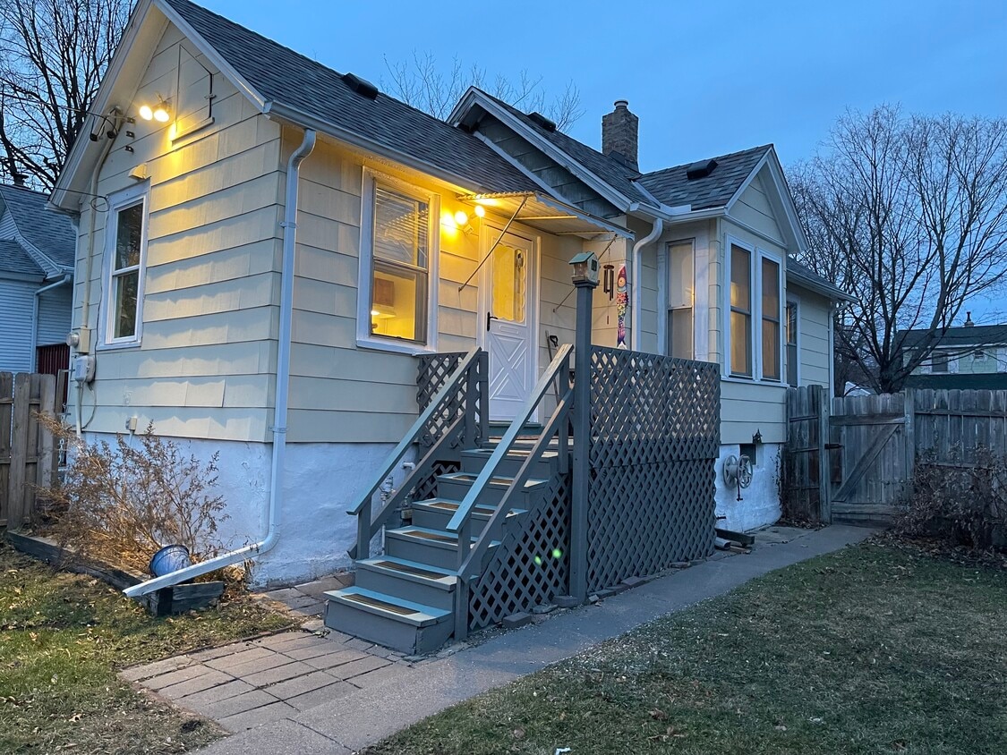 Primary Photo - 910 Palace Ave