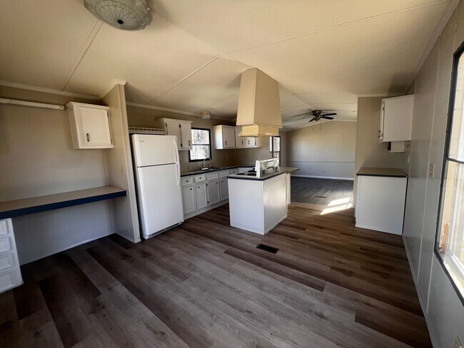 Foto del edificio - Cute 2 bedroom 2 bath mobile home that is located close to the Camp Lejeune Main Gate, beaches, s...