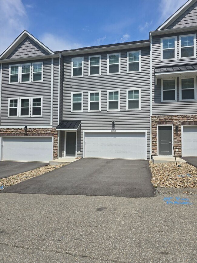 Foto del edificio - Available August 1st - 3 Bedroom Townhouse in Franklin Regional School District