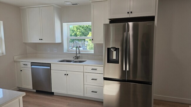 Foto del edificio - 146 N Main St