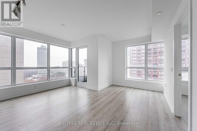 Photo du bâtiment - 395 Bloor St E