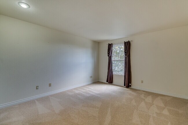 Building Photo - Gorgeous 3 bedroom home in College Hill Skyridge neighborhood of Bellevue
