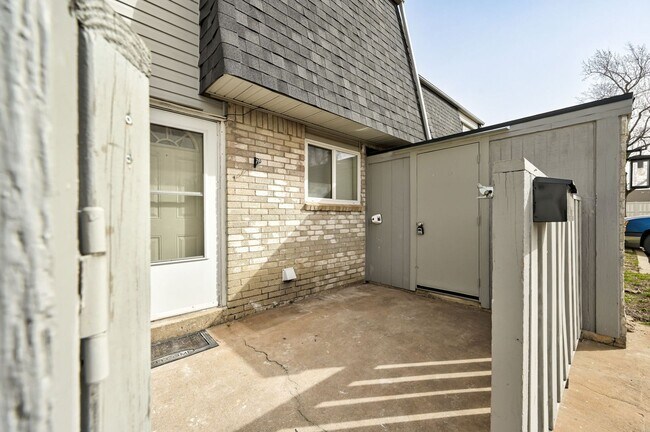 Building Photo - 1633 Claudia Dr