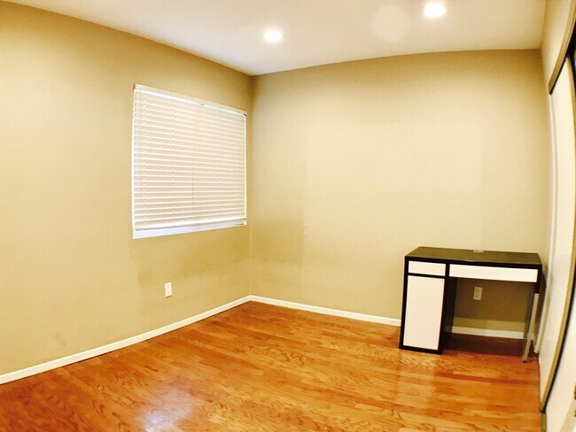 Building Photo - 15661 Viewridge Ln