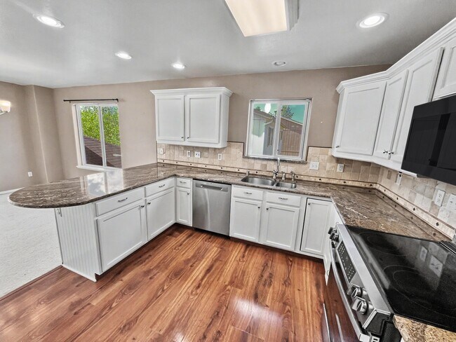 Foto del edificio - 4021 Red Talon Dr