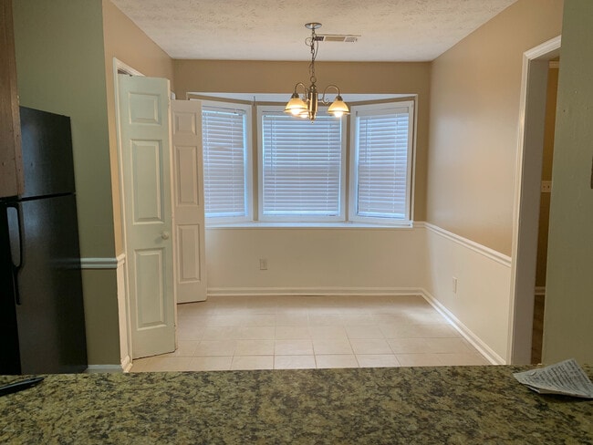Foto del edificio - Room in Townhome on Patterson Cir