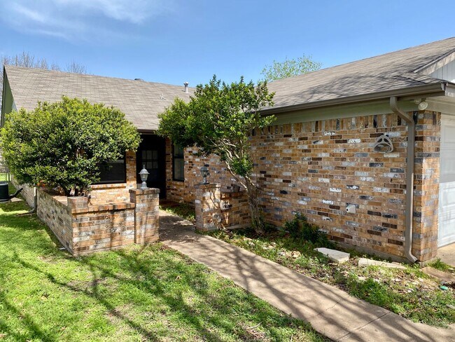 Building Photo - Remodeled Duplex by Historic Square
